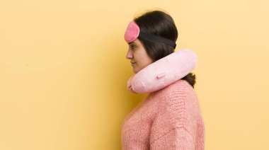 Profil görünümlü genç İspanyol kadın hayal mi kuruyor yoksa hayal mi kuruyor? uçuş yolcu kavramı