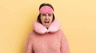 Genç İspanyol kadın agresif bir şekilde bağırıyor, çok kızgın görünüyor. uçuş yolcu kavramı