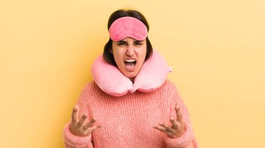 Genç İspanyol kadın umutsuz, hayal kırıklığına uğramış ve stresli görünüyor. uçuş yolcu kavramı