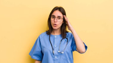 Genç İspanyol kadın şaşırmış görünüyor, yeni bir düşünce, fikir ya da konsept keşfediyor. hemşire konsepti