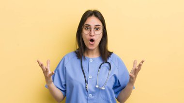 Genç İspanyol kadın şok olmuş ve şaşırmış hissediyor. hemşire konsepti