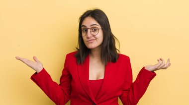 Genç İspanyol kadın şaşkın, şaşkın ve şüpheci hissediyor. iş kavramı