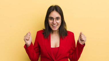 Genç İspanyol kadın şokta, gülüyor ve başarıyı kutluyor. iş kavramı