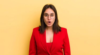 Genç İspanyol kadın çok şaşırmış ya da şok olmuş görünüyor. iş kavramı