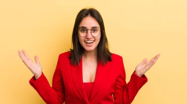 Genç İspanyol kadın kendini mutlu hissediyor ve inanılmaz bir şeye hayret ediyor. iş kavramı