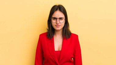 Genç İspanyol kadın üzgün, üzgün ya da kızgın hissediyor ve yana bakıyor. iş kavramı