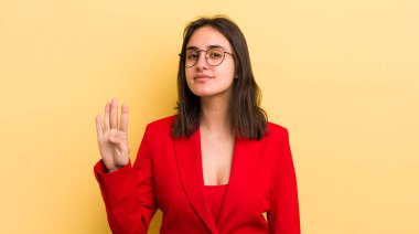 Genç İspanyol kadın gülümsüyor ve arkadaş canlısı görünüyor, dört numarayı gösteriyor. iş kavramı