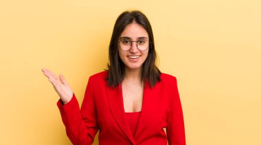 Genç İspanyol kadın kendini mutlu hissediyor, bir çözüm ya da fikir bulduğuna şaşırıyor. iş kavramı