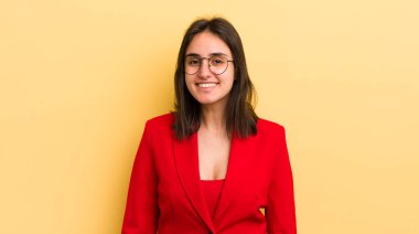 Genç İspanyol kadın mutlu ve hoş bir şekilde şaşırmış görünüyor. iş kavramı