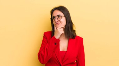 Genç İspanyol kadın düşünüyor, kuşkulu ve şaşkın hissediyor. iş kavramı