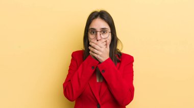 Genç İspanyol kadın şok olmuş ellerle ağzını kapatıyor. iş kavramı