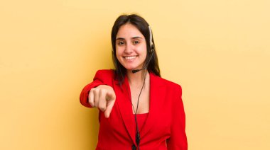 Genç İspanyol kadın kamerayı göstererek seni seçiyor. tele pazarlamacı kavramı