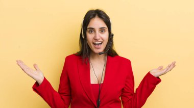 Genç İspanyol kadın kendini mutlu hissediyor ve inanılmaz bir şeye hayret ediyor. tele pazarlamacı kavramı