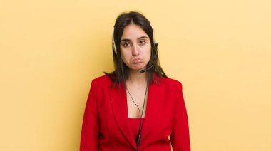 Genç İspanyol kadın üzgün ve mızmızlanıyor. Mutsuz bir bakışı var ve ağlıyor. tele pazarlamacı kavramı