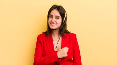 Genç İspanyol kadın kendini mutlu hissediyor ve bir meydan okumayla yüzleşiyor ya da kutluyor. tele pazarlamacı kavramı