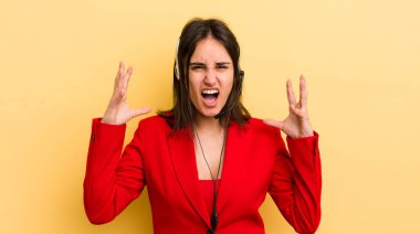 Genç İspanyol kadın ellerini havaya kaldırarak çığlık atıyor. tele pazarlamacı kavramı