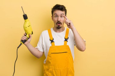 Şaşırmış görünüyor, yeni bir düşünce, fikir ya da konseptin farkına varıyor. Matkap konsepti olan tamirci.