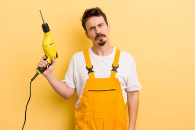 Şaşırmış ve kafası karışmış hissediyorum. Matkap konsepti olan tamirci.