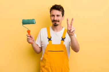 Gülümseyen ve mutlu görünen, zafer ya da barış işareti yapan. resim ev kavramı