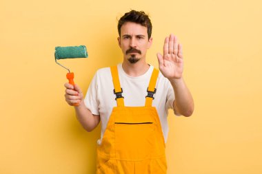 Avuç içinin açık durduğunu gösteren ciddi bir hareket. resim ev kavramı