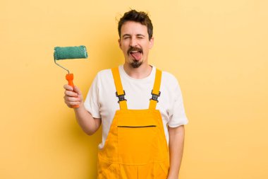 Neşeli ve asi bir tavırla, şakalar yaparak ve dil çıkararak. resim ev kavramı