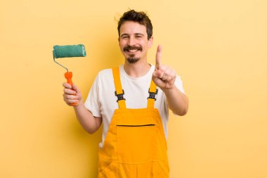 Adam gururla gülümsüyor ve kendinden emin bir numara oluyor. resim ev kavramı
