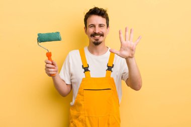 Adam gülümsüyor ve arkadaş canlısı görünüyor, beş numarayı gösteriyor. resim ev kavramı