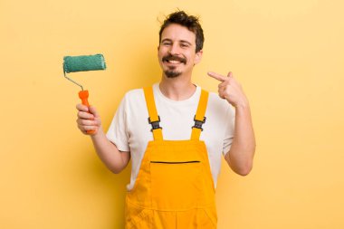 Adam kendine güvenerek kendi gülüşünü işaret ediyor. resim ev kavramı