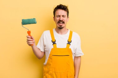 Adam agresif bir şekilde bağırıyor, çok kızgın görünüyor. resim ev kavramı