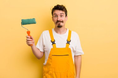 Adam şaşkın ve şaşkın görünüyor. resim ev kavramı