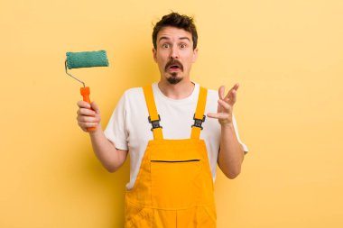Adam son derece şok olmuş ve şaşırmış hissediyor. resim ev kavramı