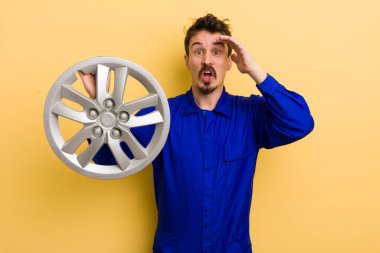 Adam mutlu, şaşkın ve şaşırmış görünüyor. araba tamircisi konsepti