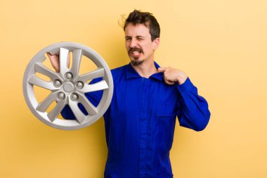 Adam kendini stresli, endişeli, yorgun ve hayal kırıklığına uğramış hissediyor. araba tamircisi konsepti