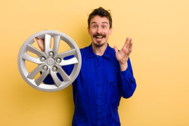 İnsan kendini mutlu hisseder ve inanılmaz bir şeye şaşırır. araba tamircisi konsepti