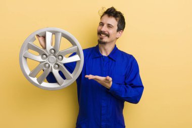 Neşeli gülümseyen, mutlu hisseden ve bir konsept gösteren bir adam. araba tamircisi konsepti