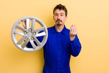 Capice ya da para hareketi yapan bir adam, sana ödemeni söylüyor. araba tamircisi konsepti