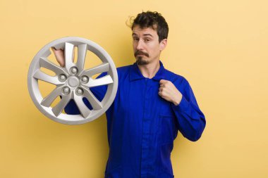 Adam kibirli, başarılı, pozitif ve gururlu görünüyor. araba tamircisi konsepti