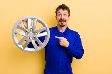 Adam heyecanlı ve şaşırmış görünüyor. araba tamircisi konsepti