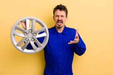 Adam sinirli, sinirli ve sinirli görünüyor. araba tamircisi konsepti