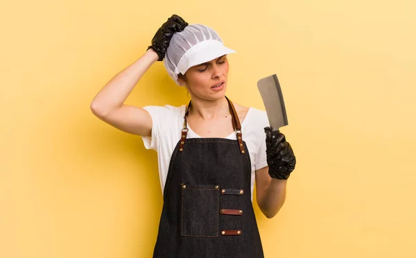 Jonge Mooie Vrouw Voelt Zich Verward Verward Krassend Hoofd Slagerij — Stockfoto