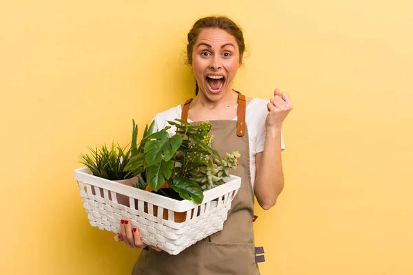 Giovane Bella Donna Sentirsi Scioccato Ridendo Celebrando Successo Concetto Piante — Foto Stock