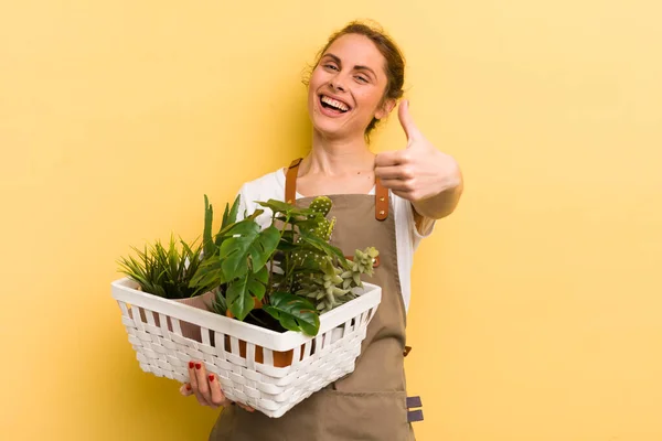 Giovane Bella Donna Sentirsi Orgogliosa Sorridendo Positivamente Con Pollici Concetto — Foto Stock