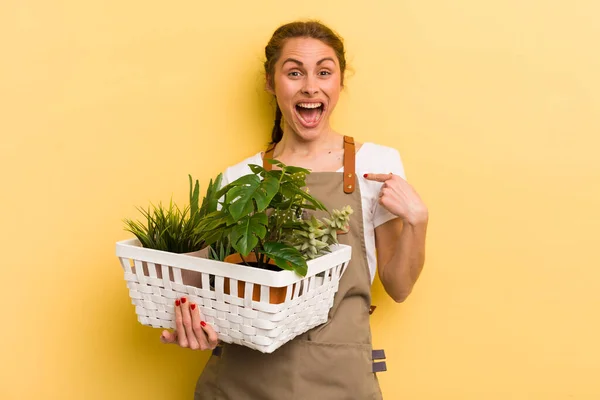 Giovane Bella Donna Sentirsi Felice Indicando Con Eccitato Concetto Piante — Foto Stock