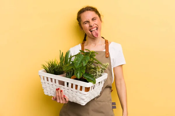 Joven Mujer Bonita Con Actitud Alegre Rebelde Bromeando Sacando Lengua — Foto de Stock