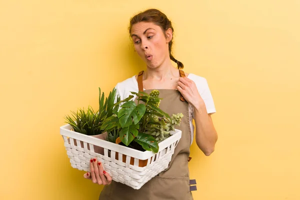 Jovem Mulher Bonita Sentindo Estressado Ansioso Cansado Frustrado Conceito Plantas — Fotografia de Stock