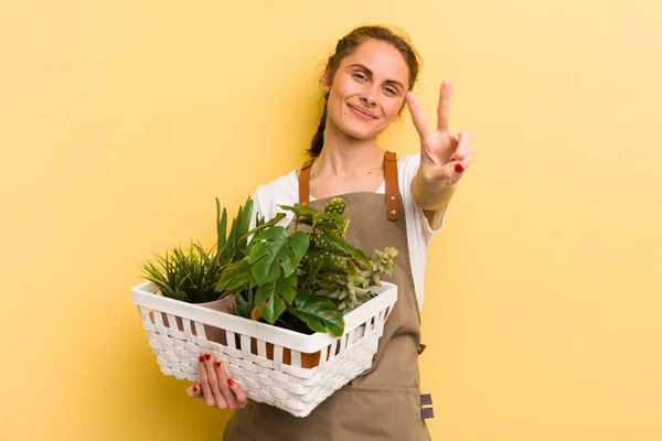 Giovane Bella Donna Sorridente Dall Aspetto Amichevole Mostrando Numero Due — Foto Stock