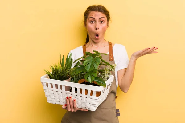 Giovane Bella Donna Guardando Sorpreso Scioccato Con Mascella Caduto Possesso — Foto Stock