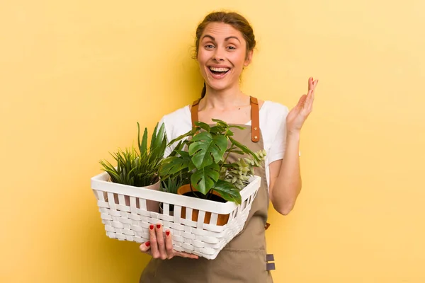 Giovane Bella Donna Sentirsi Felice Sorpreso Realizzare Una Soluzione Idea — Foto Stock