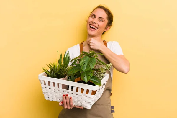 여성은 행복을 느끼고 도전이나 축하에 합니다 식물의 — 스톡 사진