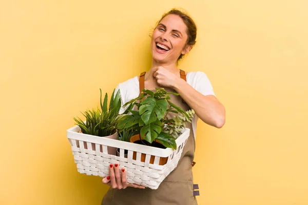 Jovem Mulher Bonita Sentindo Feliz Enfrentando Desafio Celebrando Conceito Plantas — Fotografia de Stock